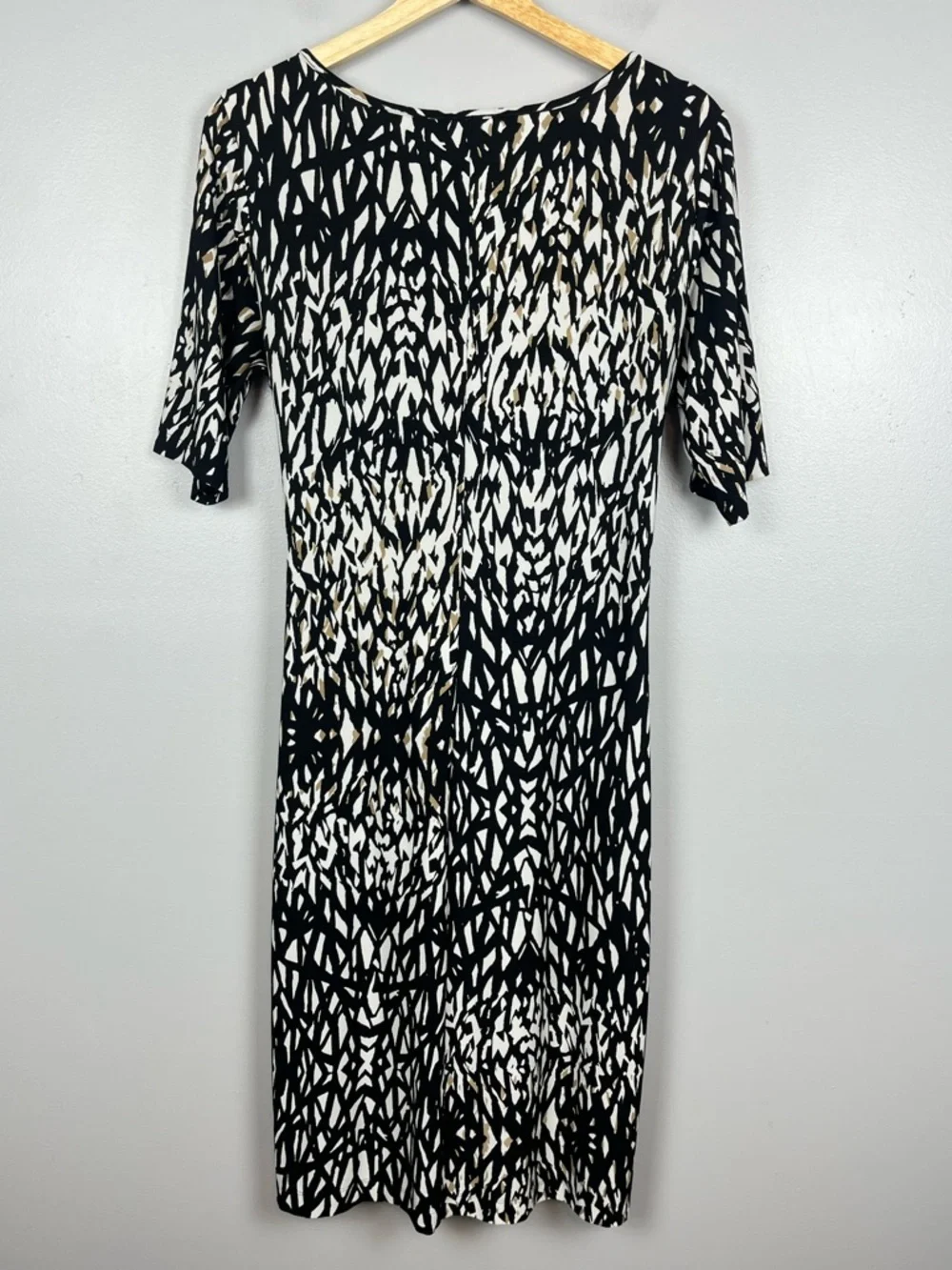 Talbots black beige & white tie detail stretchy poly spandex dress, size 10.